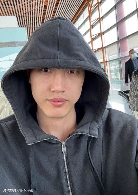 在海滩上的两个人